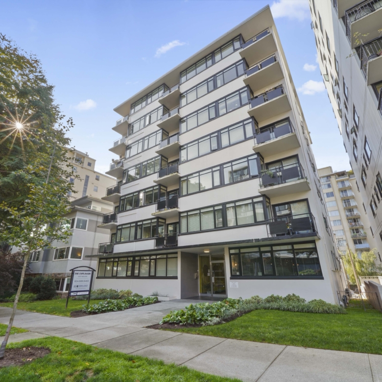 Large Pet Friendly Studio + Den With Laundry In the West End