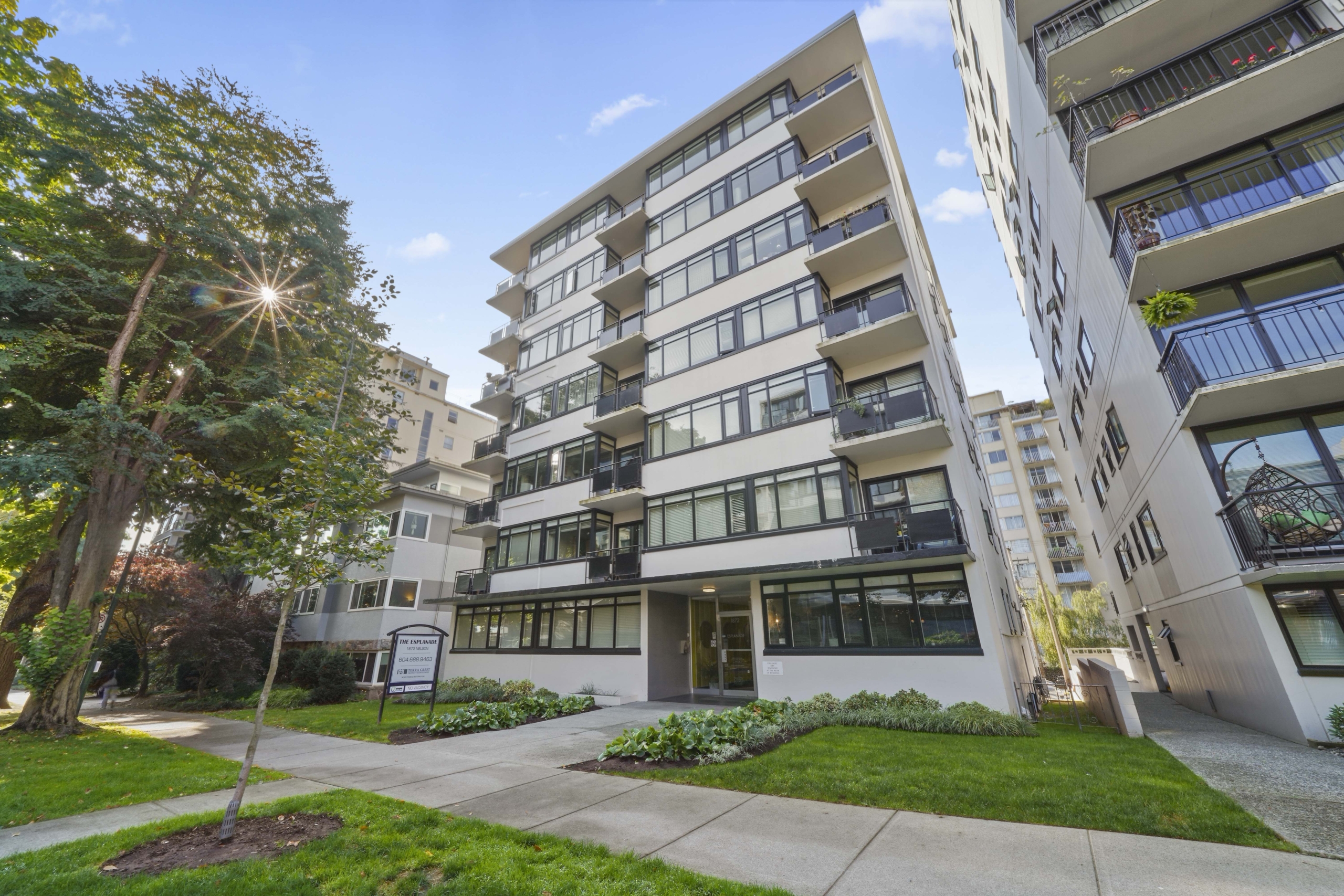 Large Pet Friendly Studio + Den With Laundry In the West End