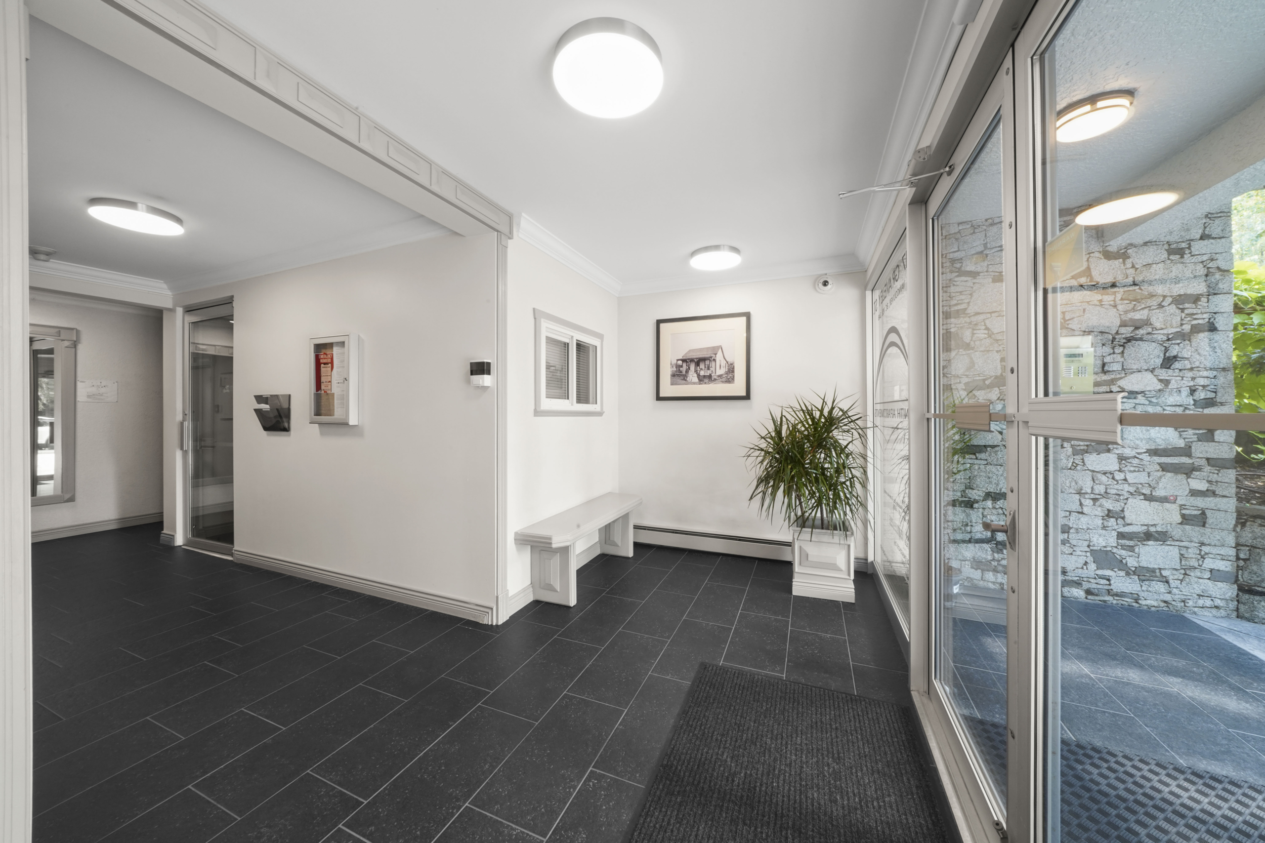 1 Bedroom Cat Friendly Unit With Laundry Close To Commercial Drive