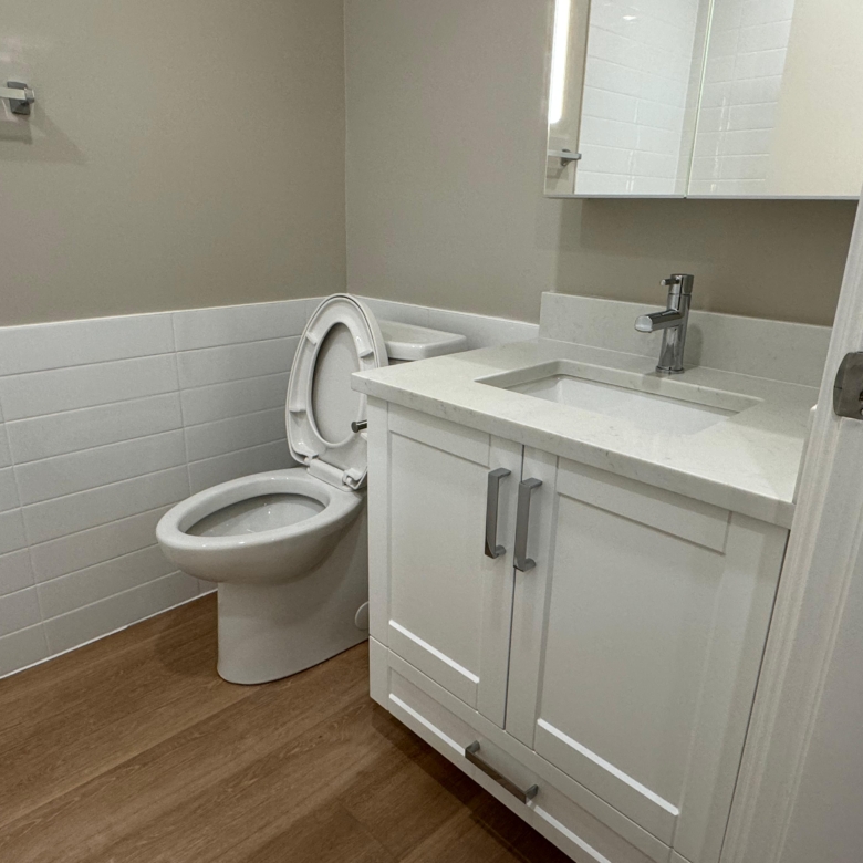 1 Bedroom Cat Friendly Unit With Laundry Close To Commercial Drive