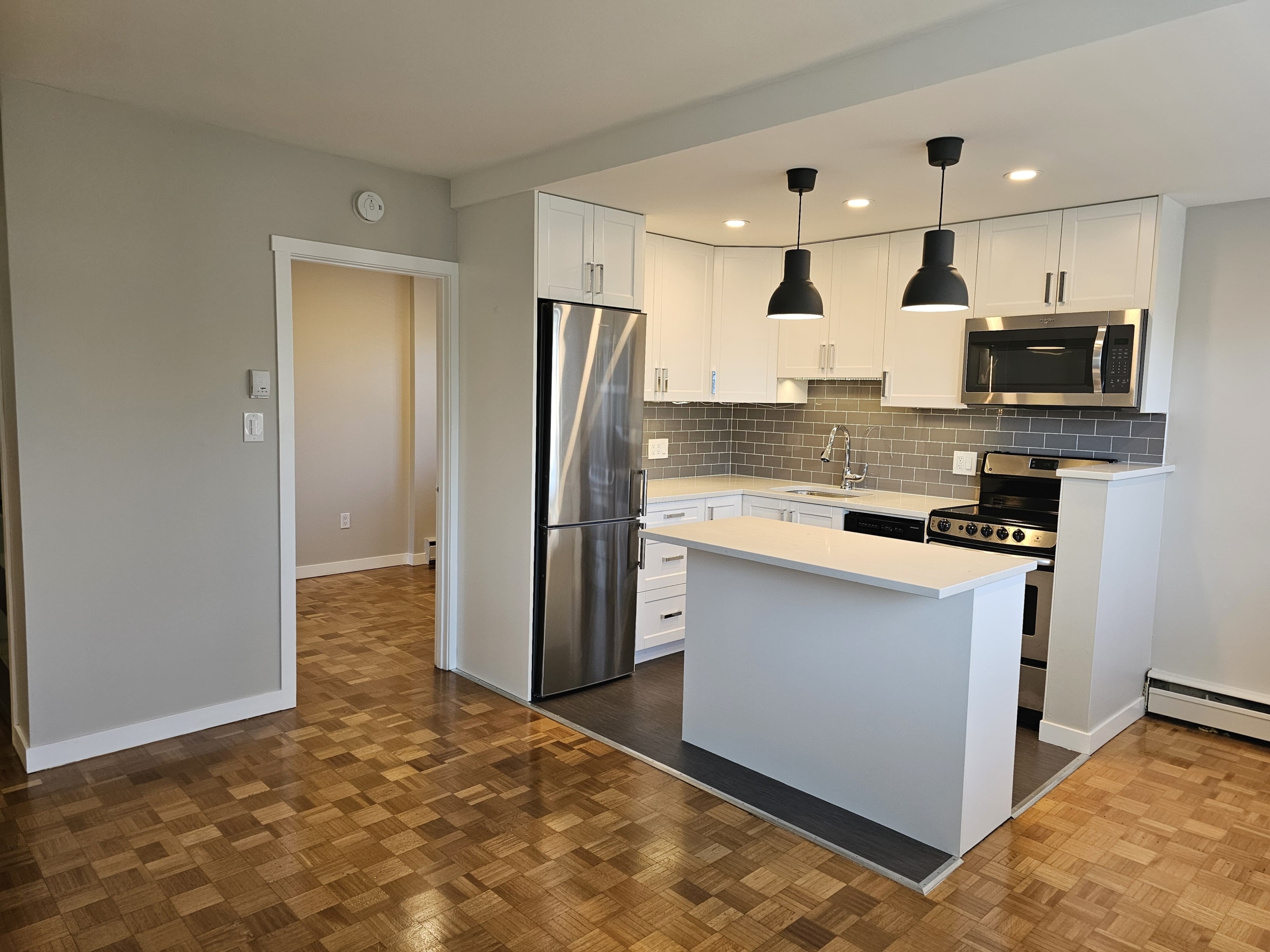 Bright Pet Friendly 1 Bedroom Unit In Fairview 