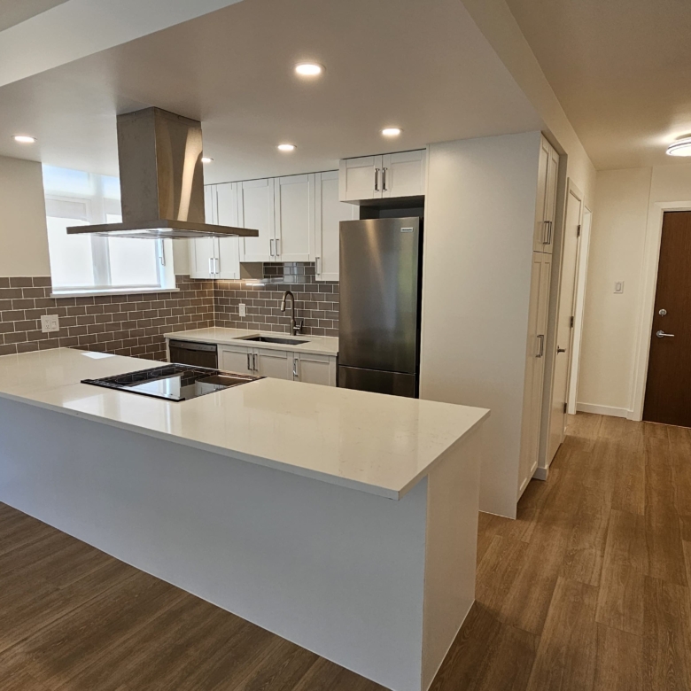 Large Pet Friendly Studio + Den With Laundry In the West End