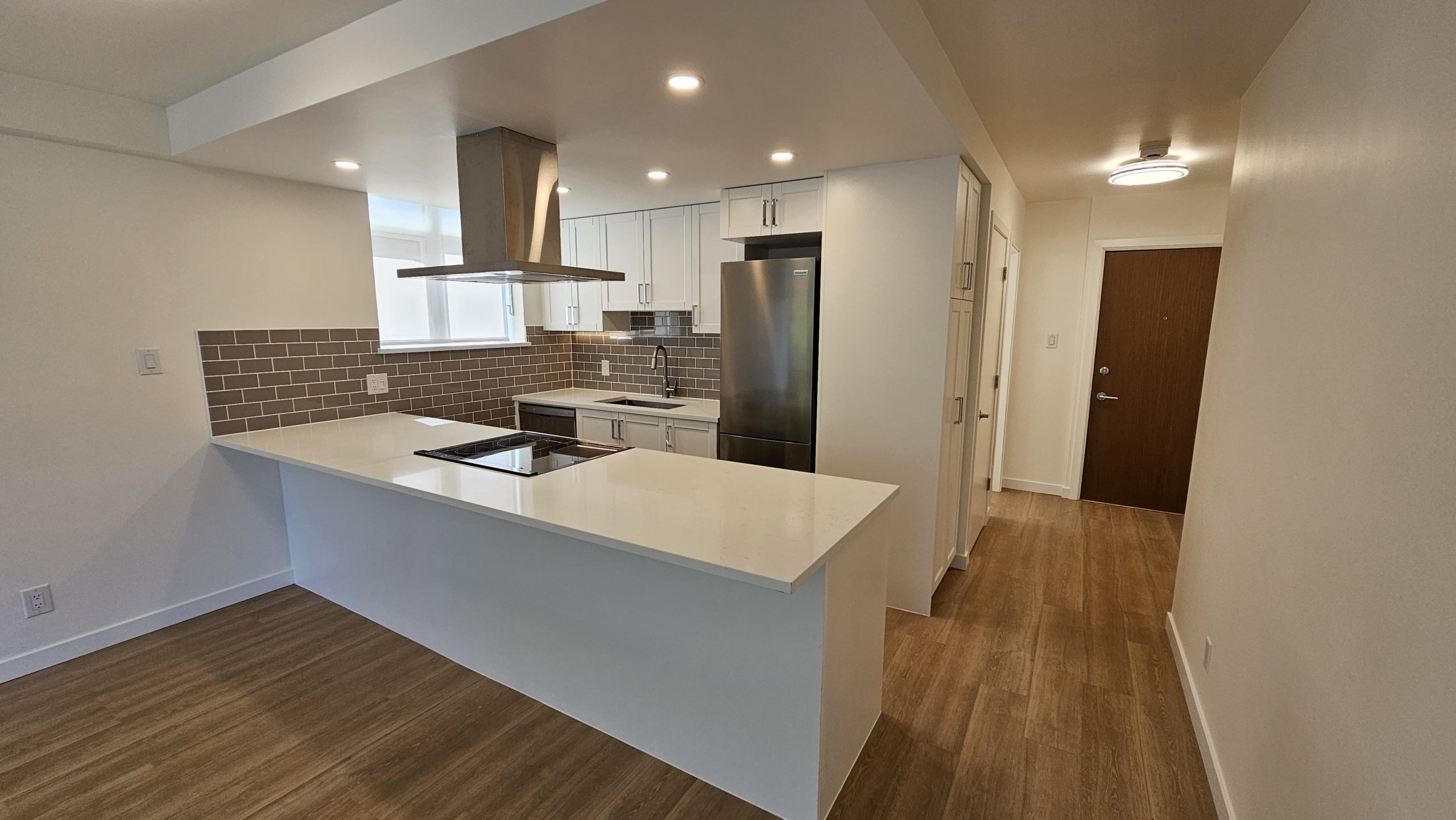 Large Pet Friendly Studio + Den With Laundry In the West End