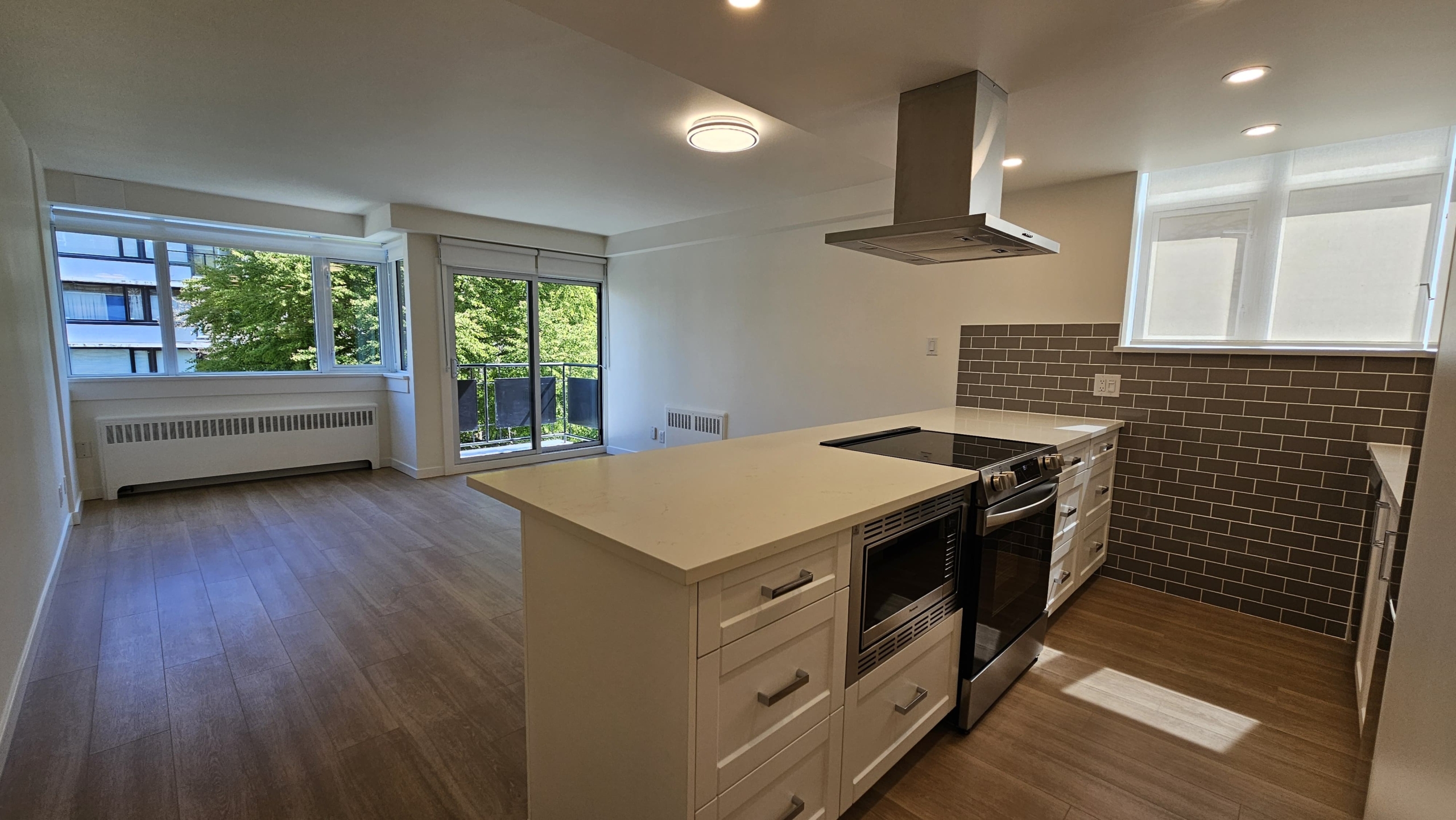 Large Pet Friendly Studio + Den With Laundry In the West End
