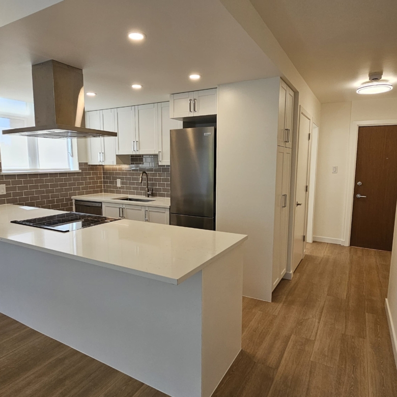 Large Pet Friendly Studio + Den With Laundry In the West End