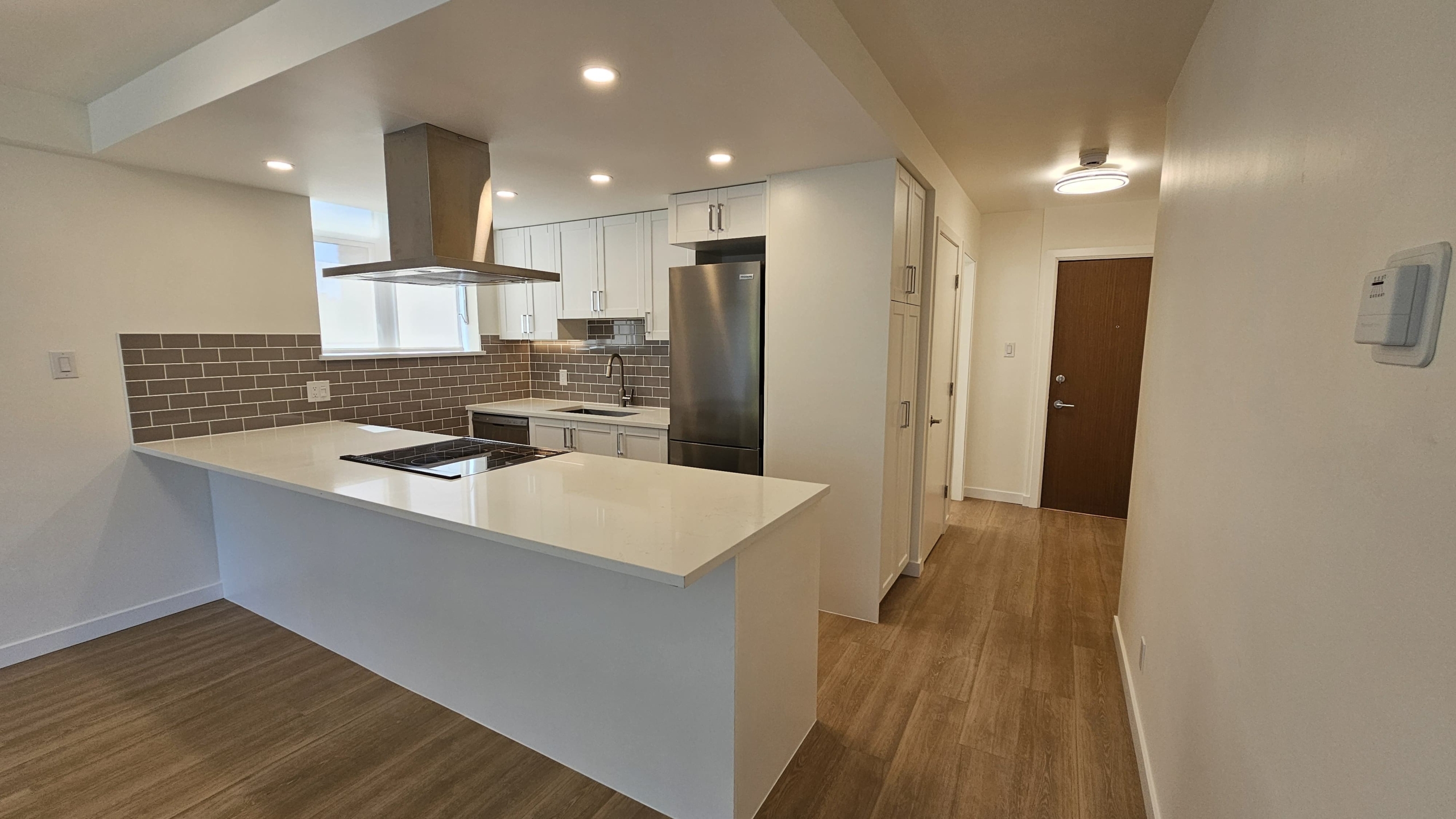 Large Pet Friendly Studio + Den With Laundry In the West End