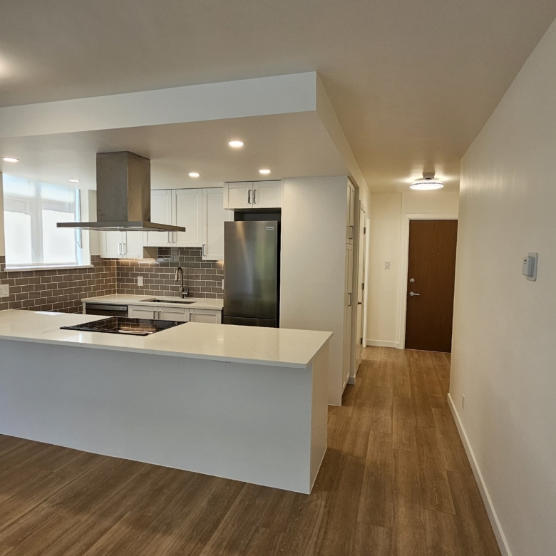Large Pet Friendly Studio + Den With Laundry In the West End