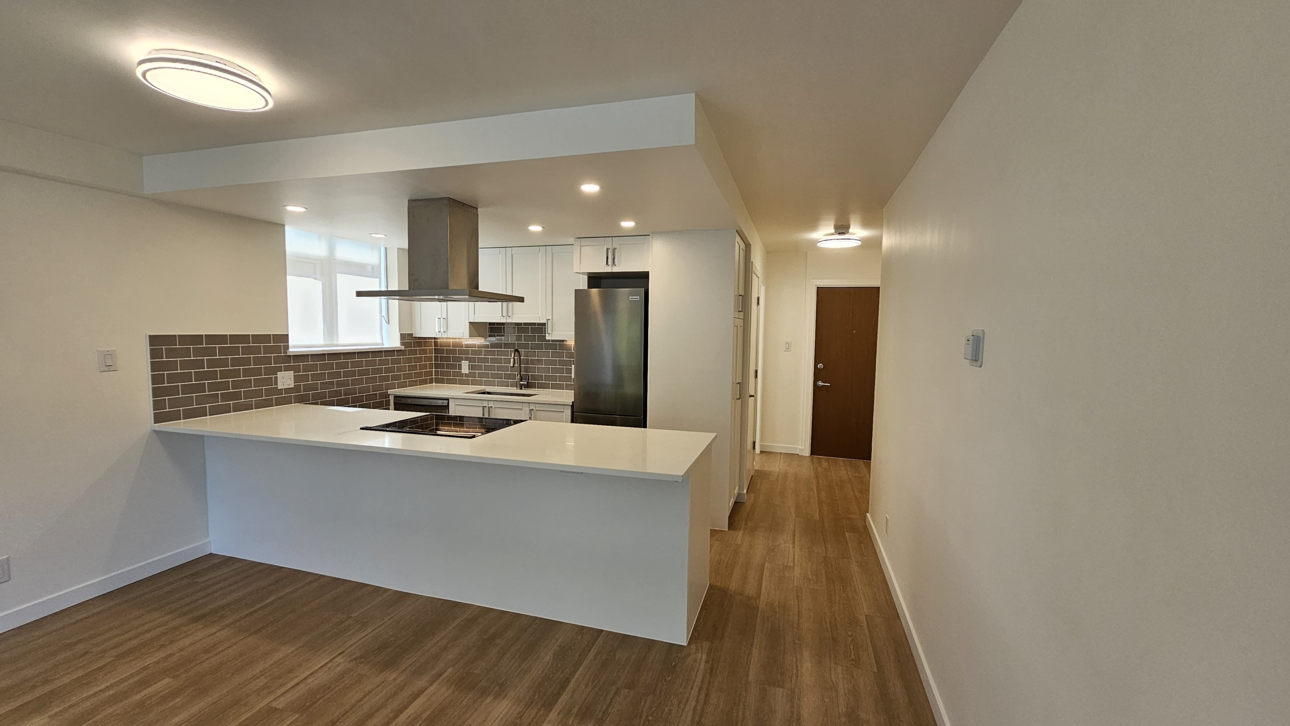 Large Pet Friendly Studio + Den With Laundry In the West End