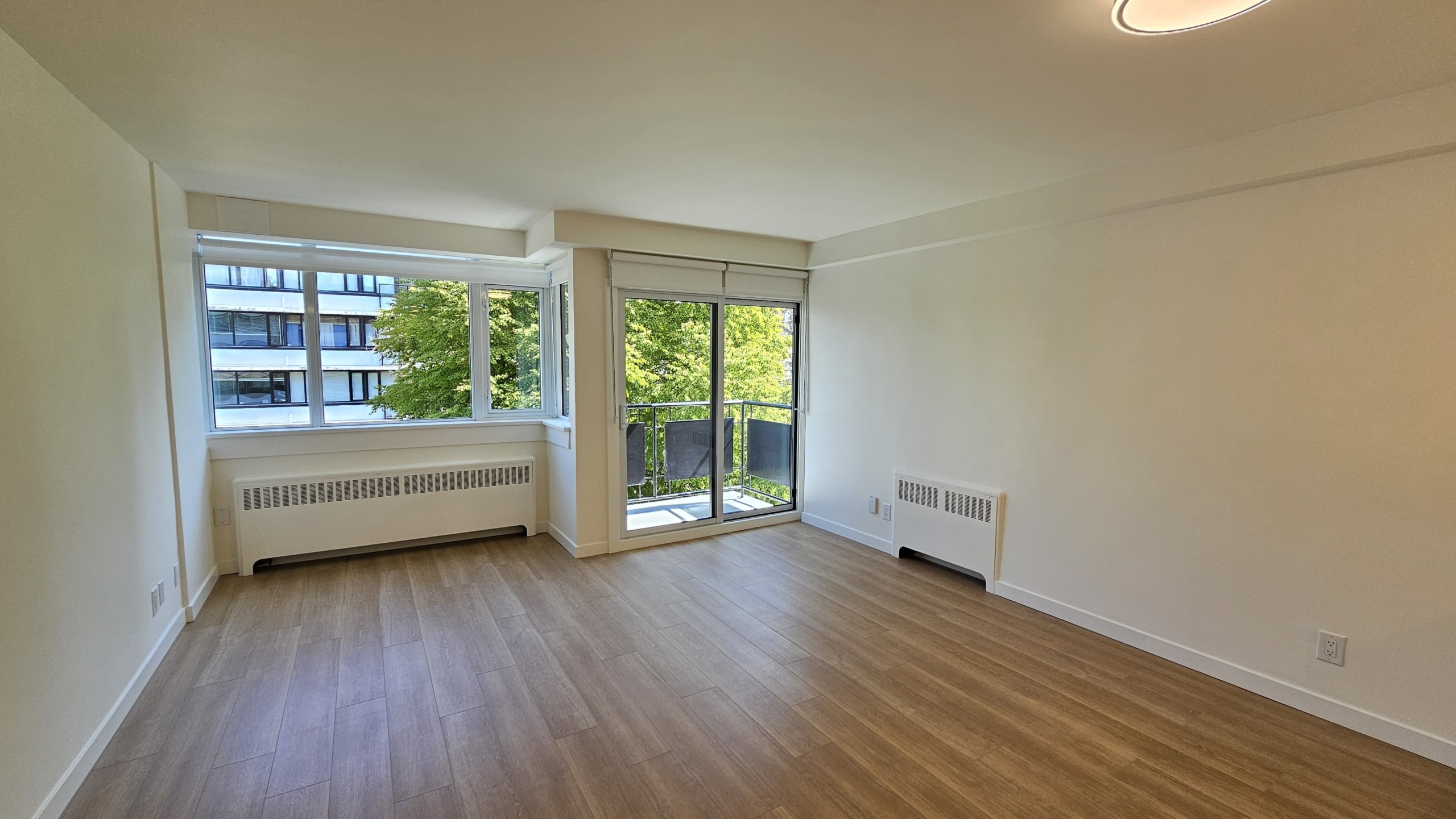 Large Pet Friendly Studio + Den With Laundry In the West End