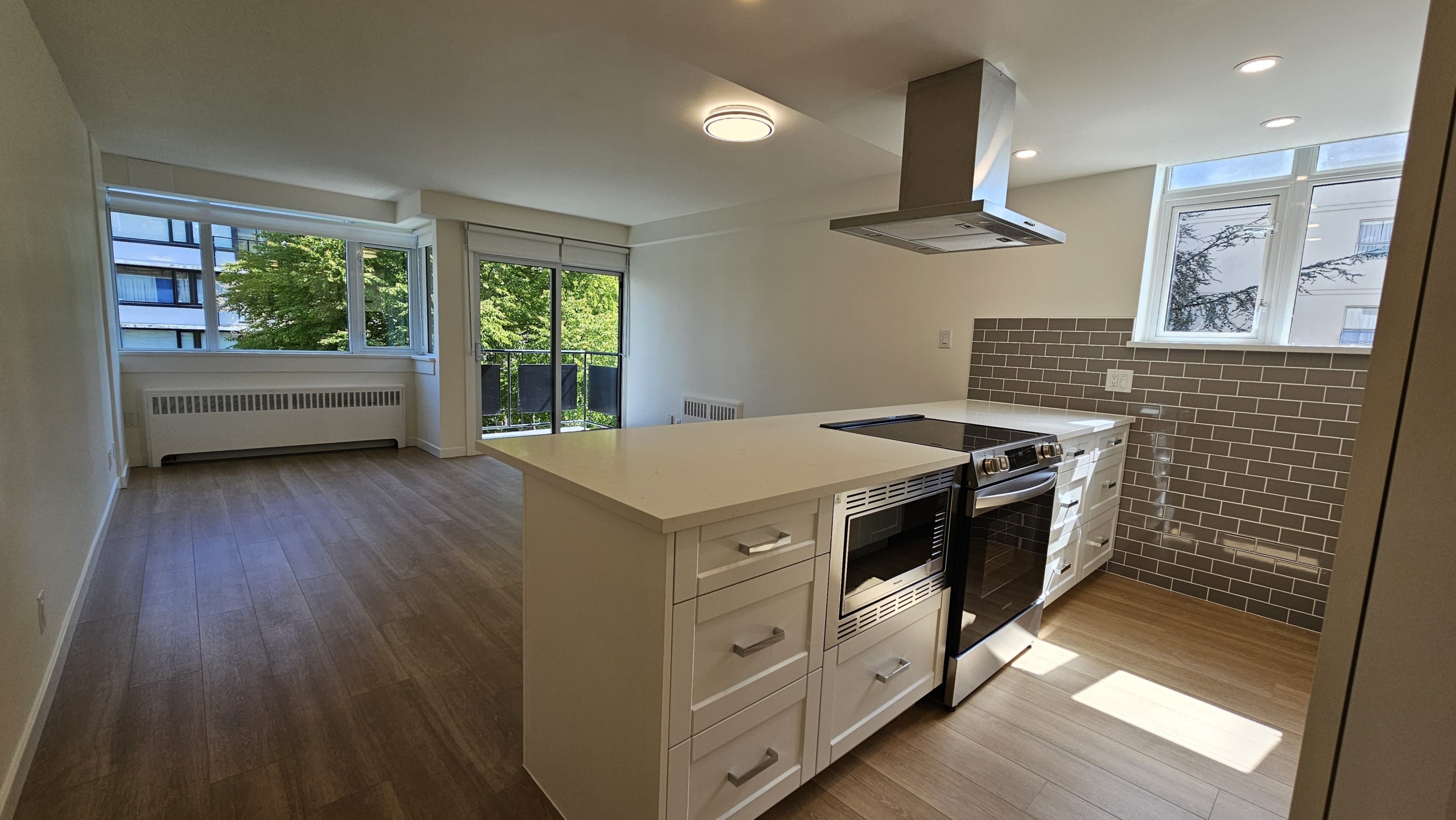 Large Pet Friendly Studio + Den With Laundry In the West End