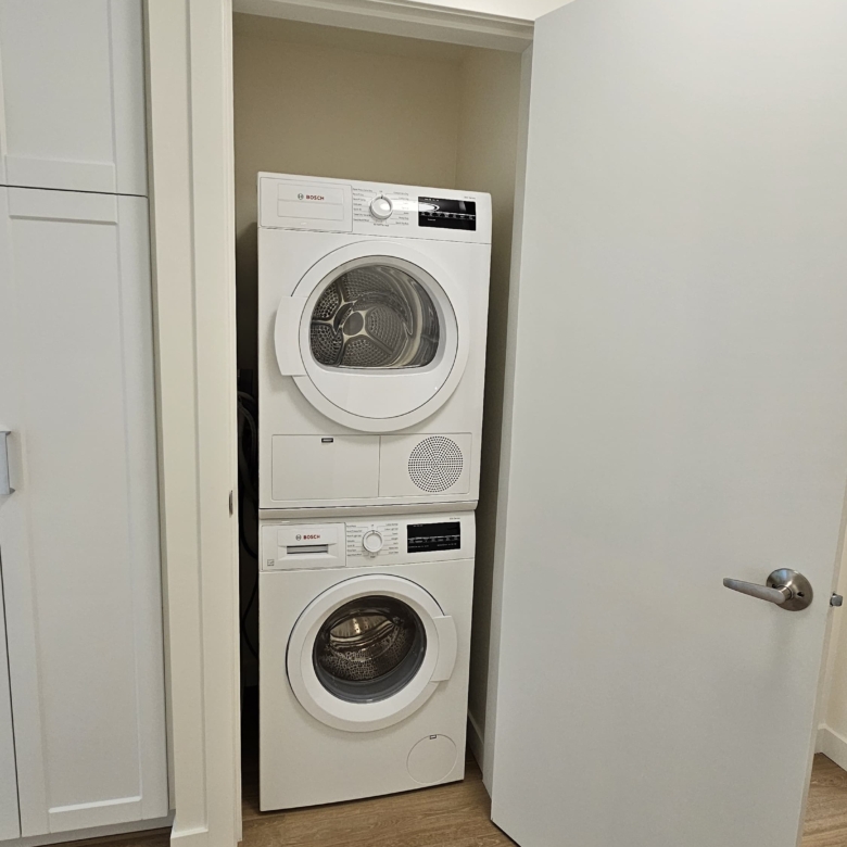 Large Pet Friendly Studio + Den With Laundry In the West End