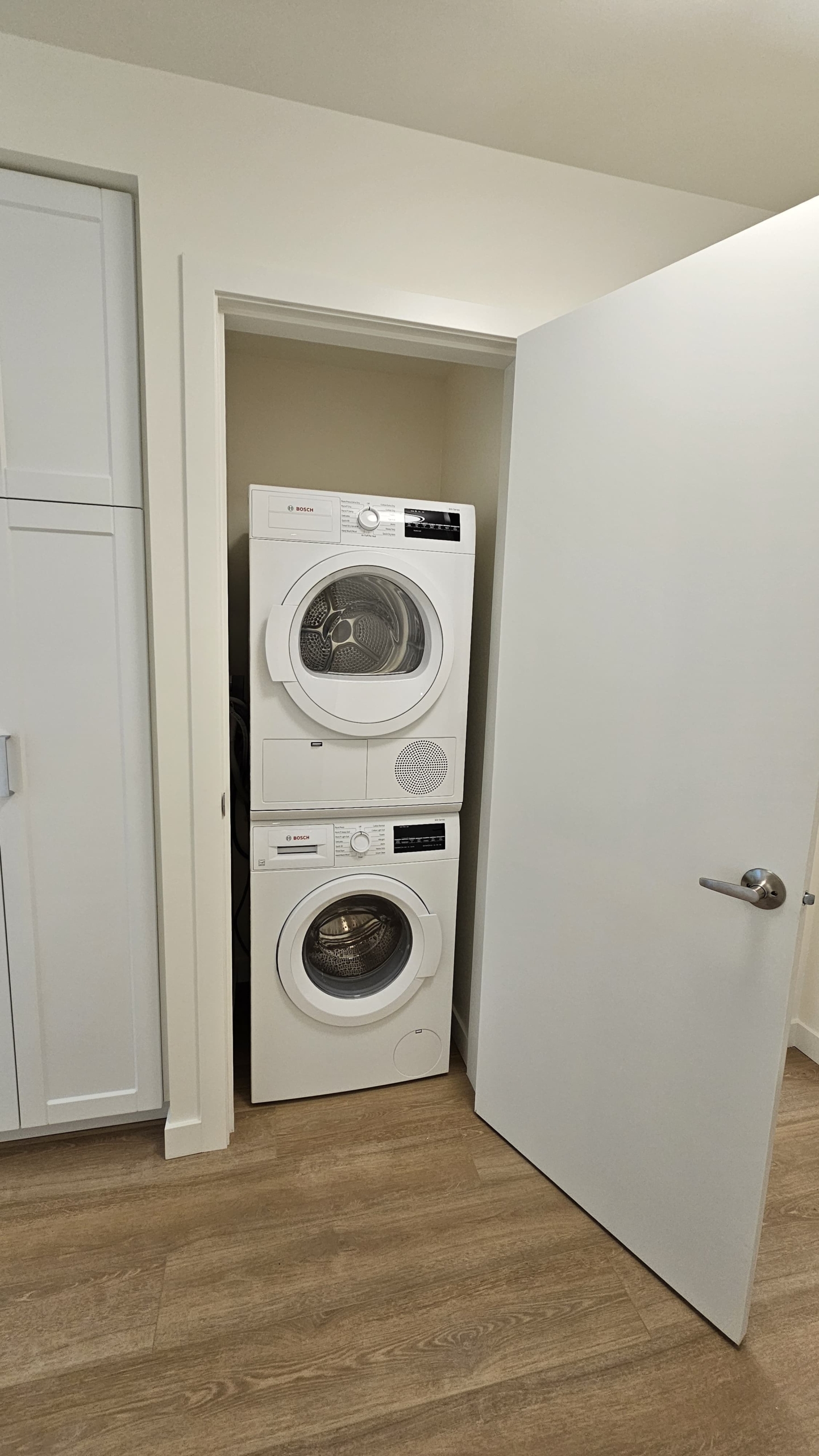 Large Pet Friendly Studio + Den With Laundry In the West End