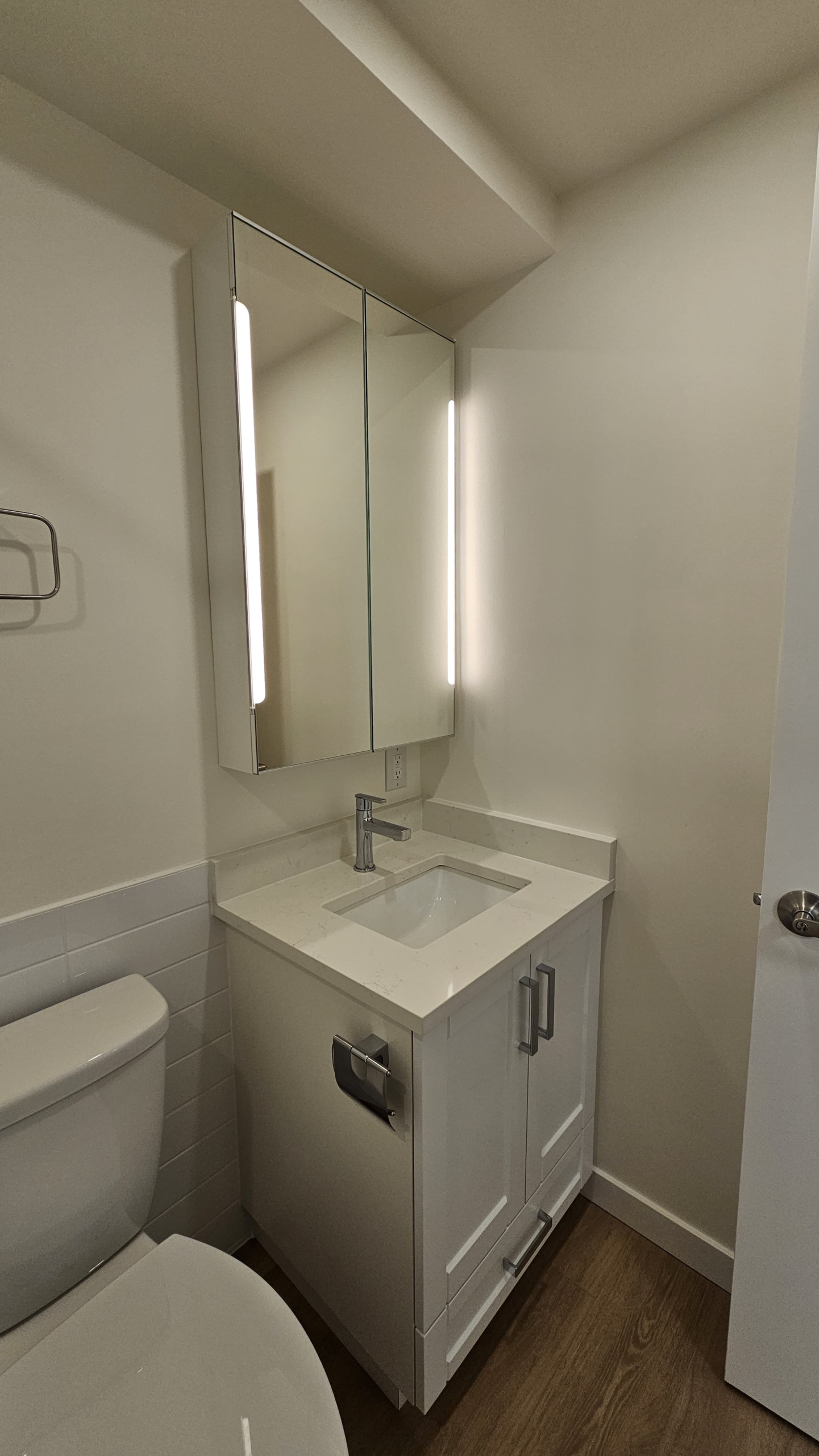 Large Pet Friendly Studio + Den With Laundry In the West End