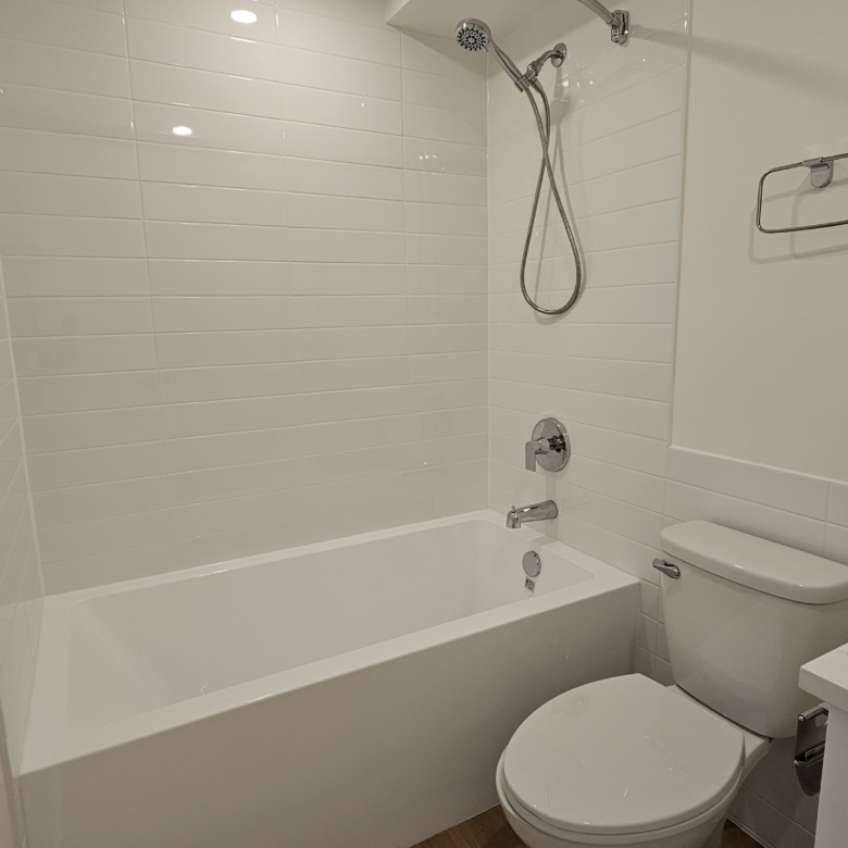 Large Pet Friendly Studio + Den With Laundry In the West End