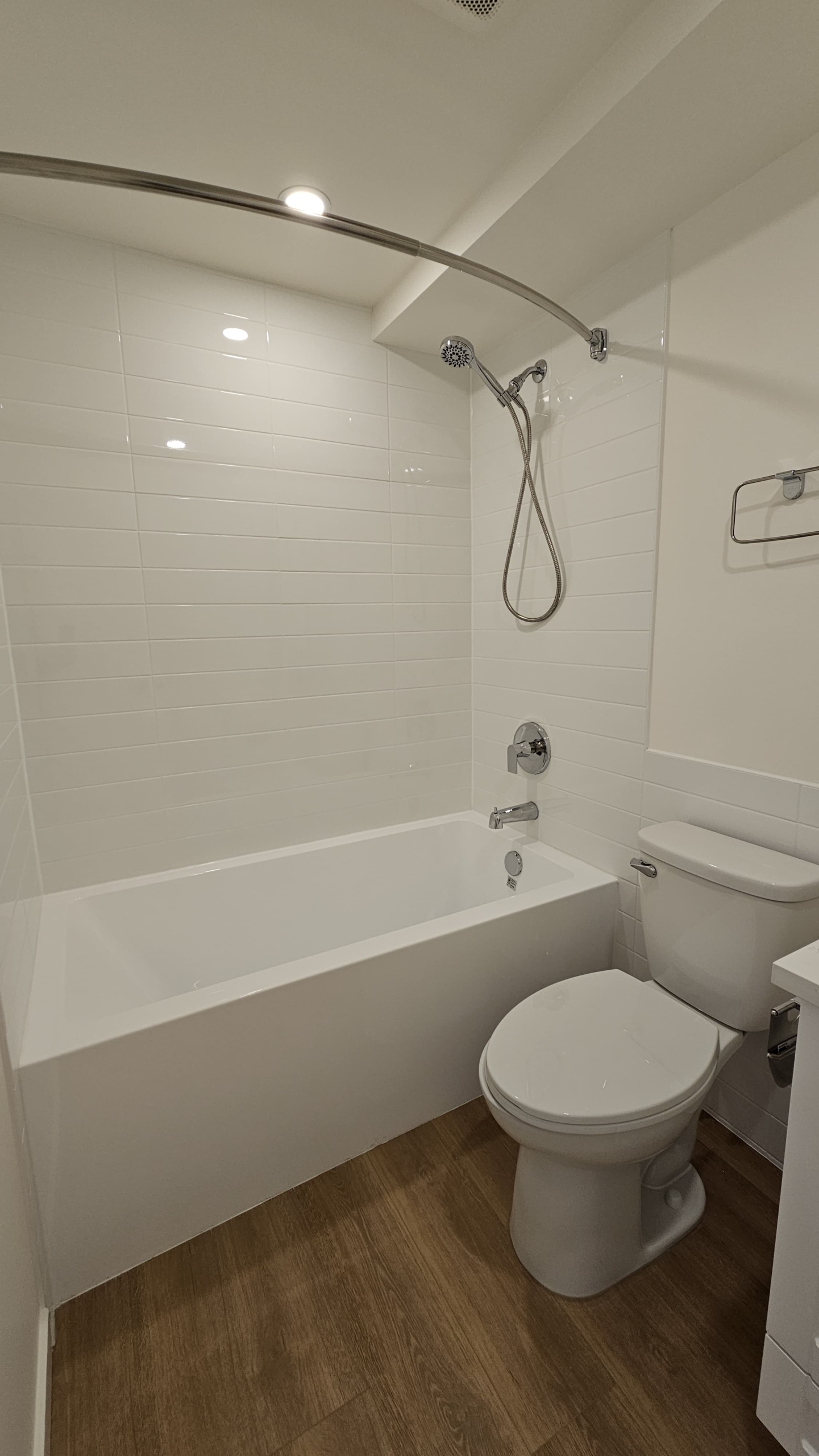 Large Pet Friendly Studio + Den With Laundry In the West End