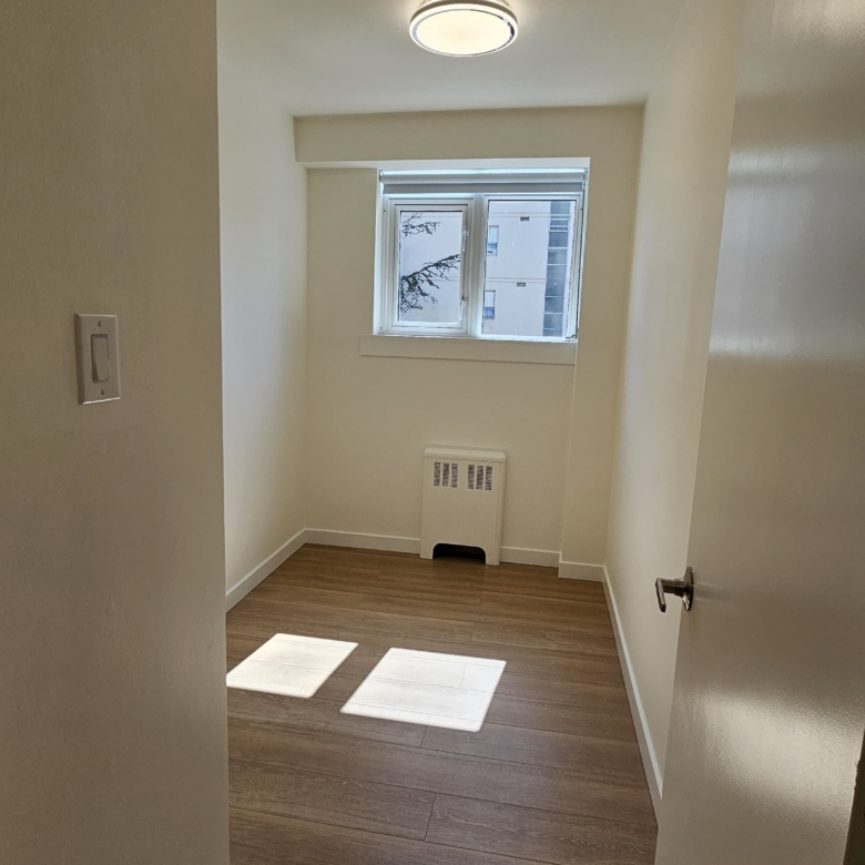 Large Pet Friendly Studio + Den With Laundry In the West End