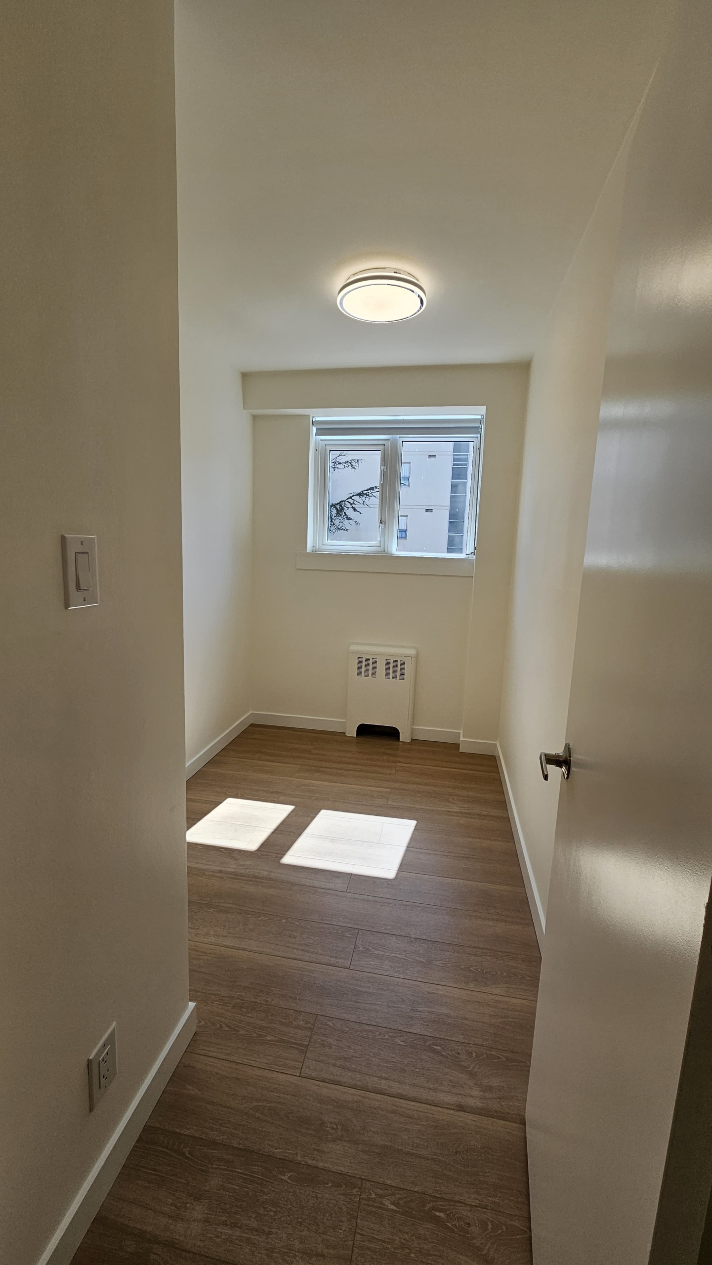 Large Pet Friendly Studio + Den With Laundry In the West End