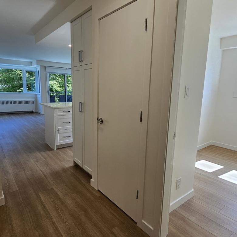 Large Pet Friendly Studio + Den With Laundry In the West End