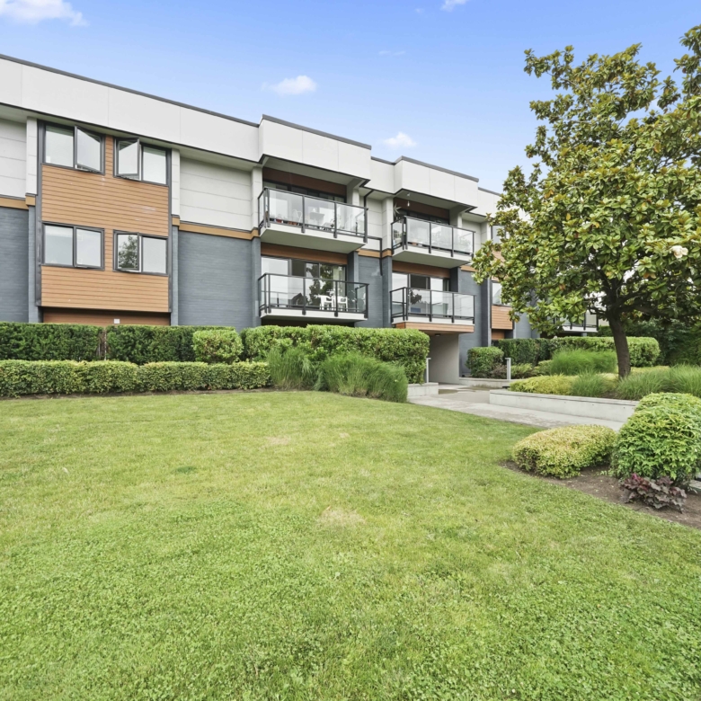 Pet Friendly 719 sqft 1 Bedroom with Laundry in Central Lonsdale