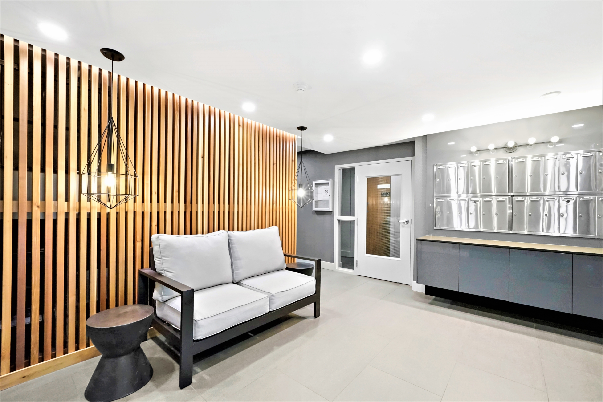 Pet Friendly 719 sqft 1 Bedroom with Laundry in Central Lonsdale