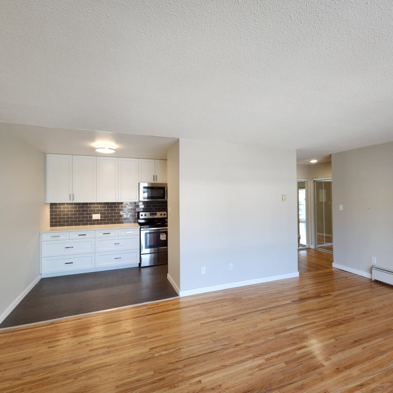 Pet Friendly 719 sqft 1 Bedroom with Laundry in Central Lonsdale