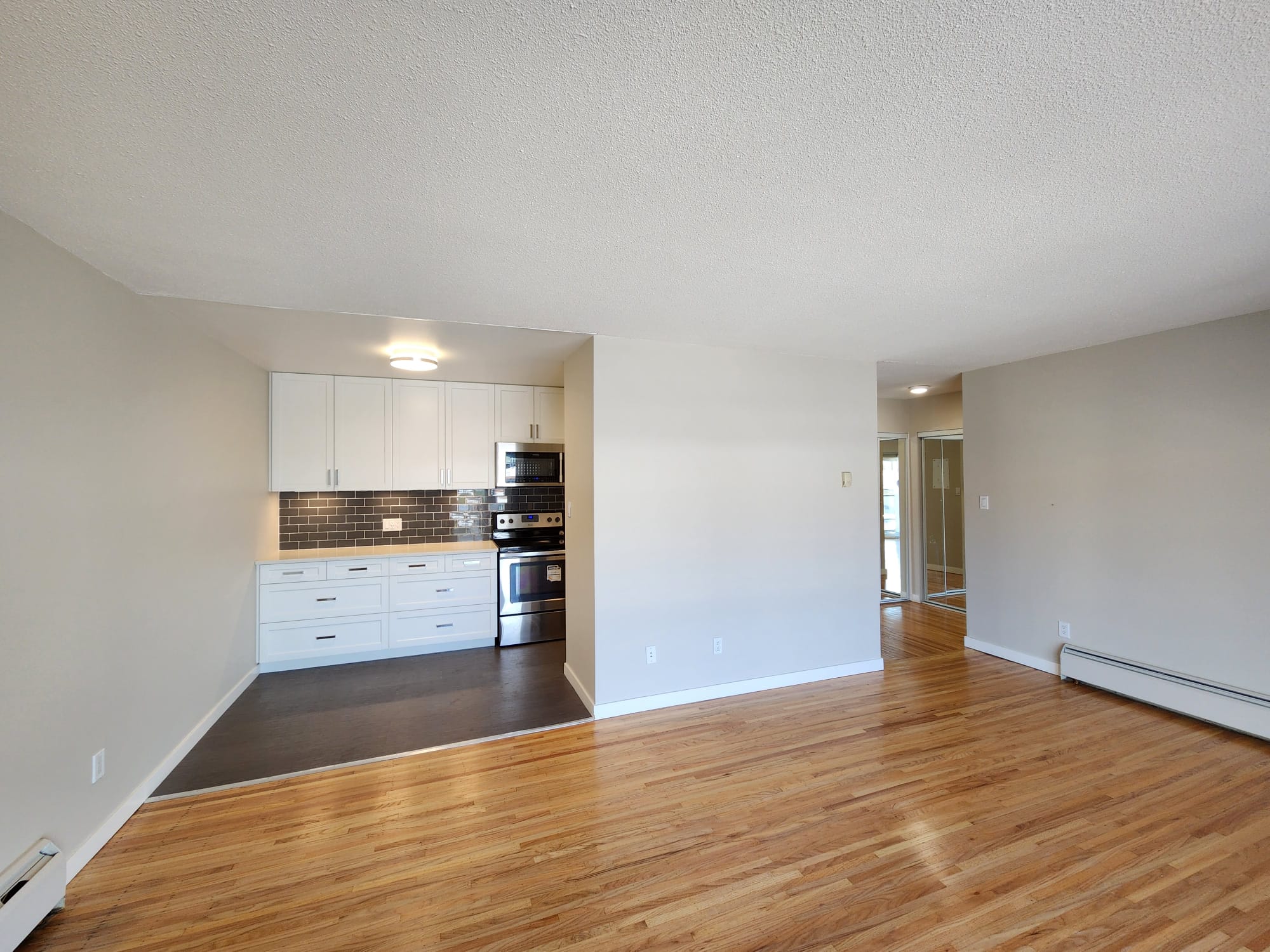 Pet Friendly 719 sqft 1 Bedroom with Laundry in Central Lonsdale