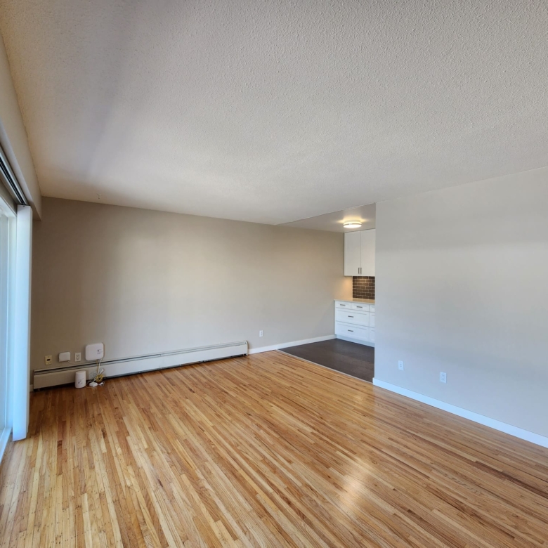 Pet Friendly 719 sqft 1 Bedroom with Laundry in Central Lonsdale
