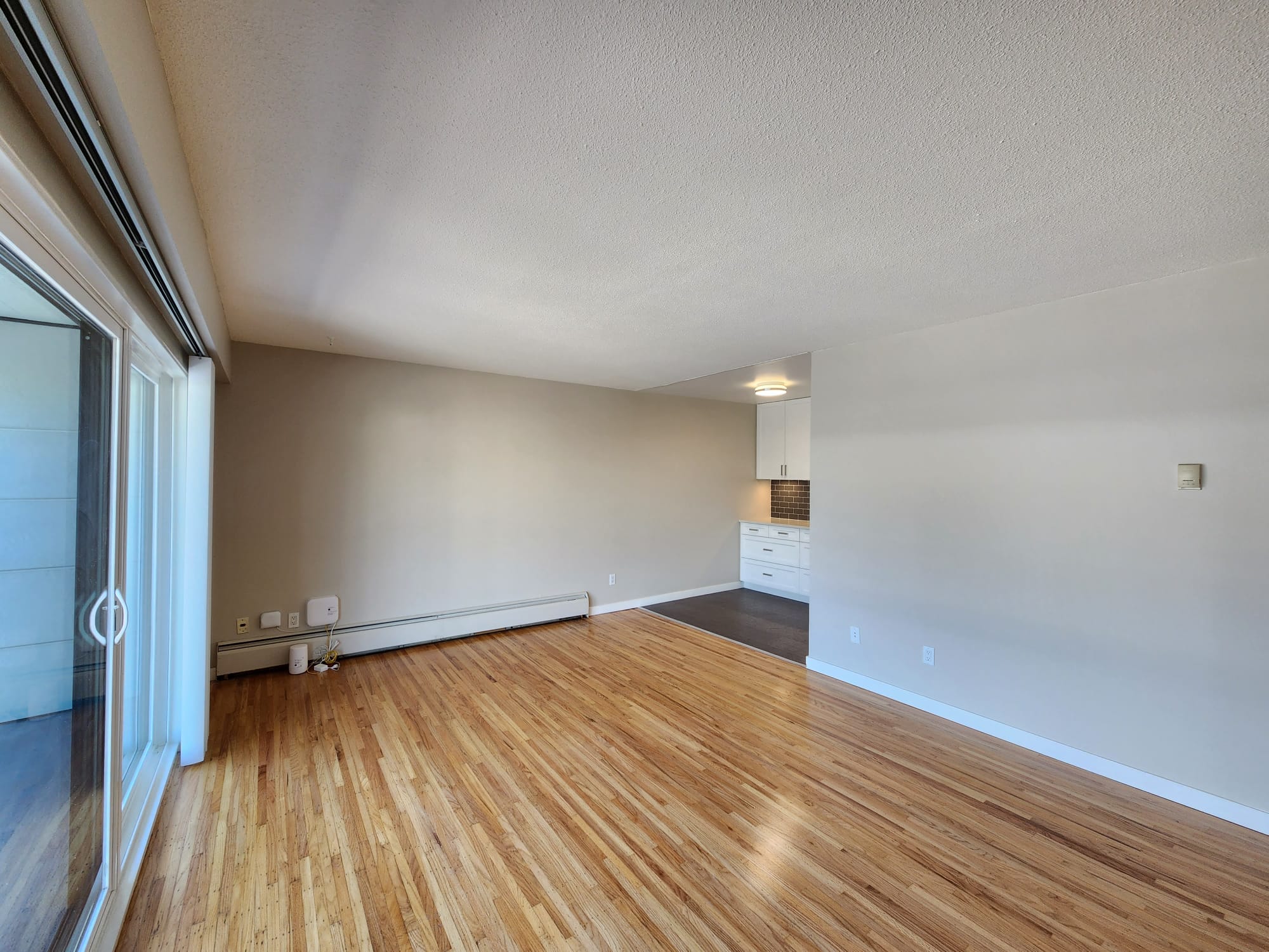 Pet Friendly 719 sqft 1 Bedroom with Laundry in Central Lonsdale