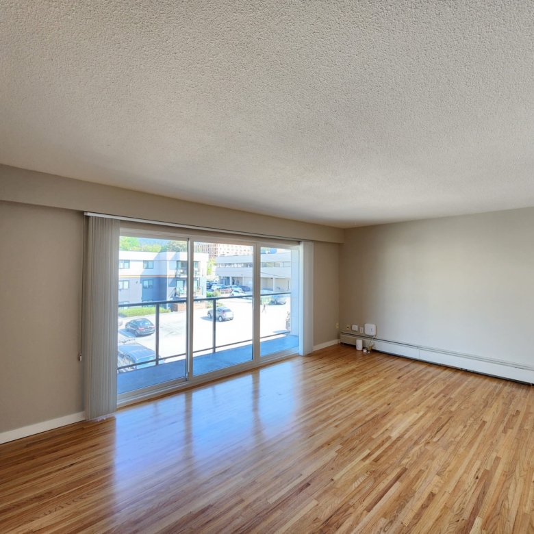 Pet Friendly 719 sqft 1 Bedroom with Laundry in Central Lonsdale