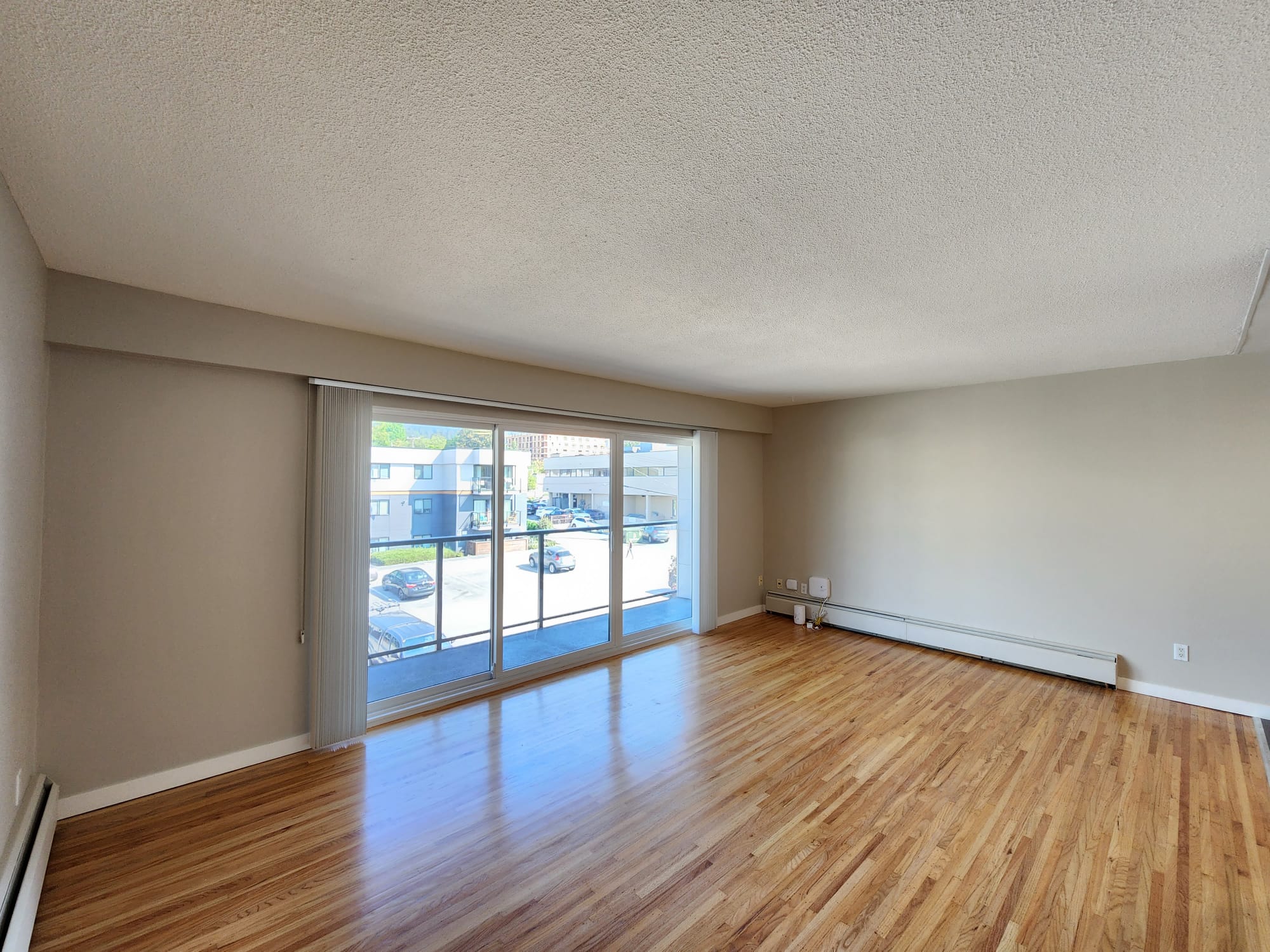 Pet Friendly 719 sqft 1 Bedroom with Laundry in Central Lonsdale