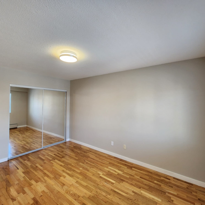 Pet Friendly 719 sqft 1 Bedroom with Laundry in Central Lonsdale