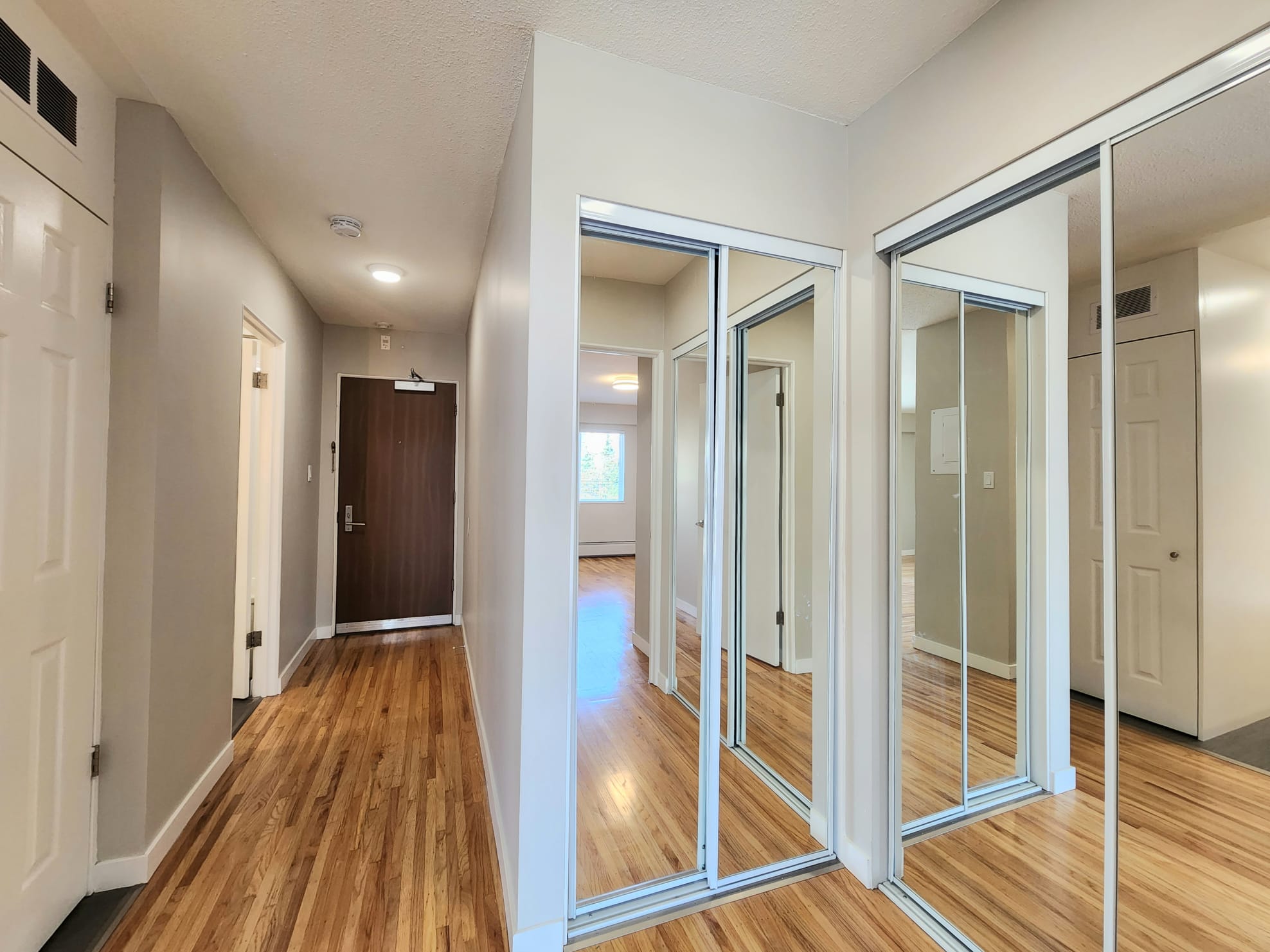 Pet Friendly 719 sqft 1 Bedroom with Laundry in Central Lonsdale