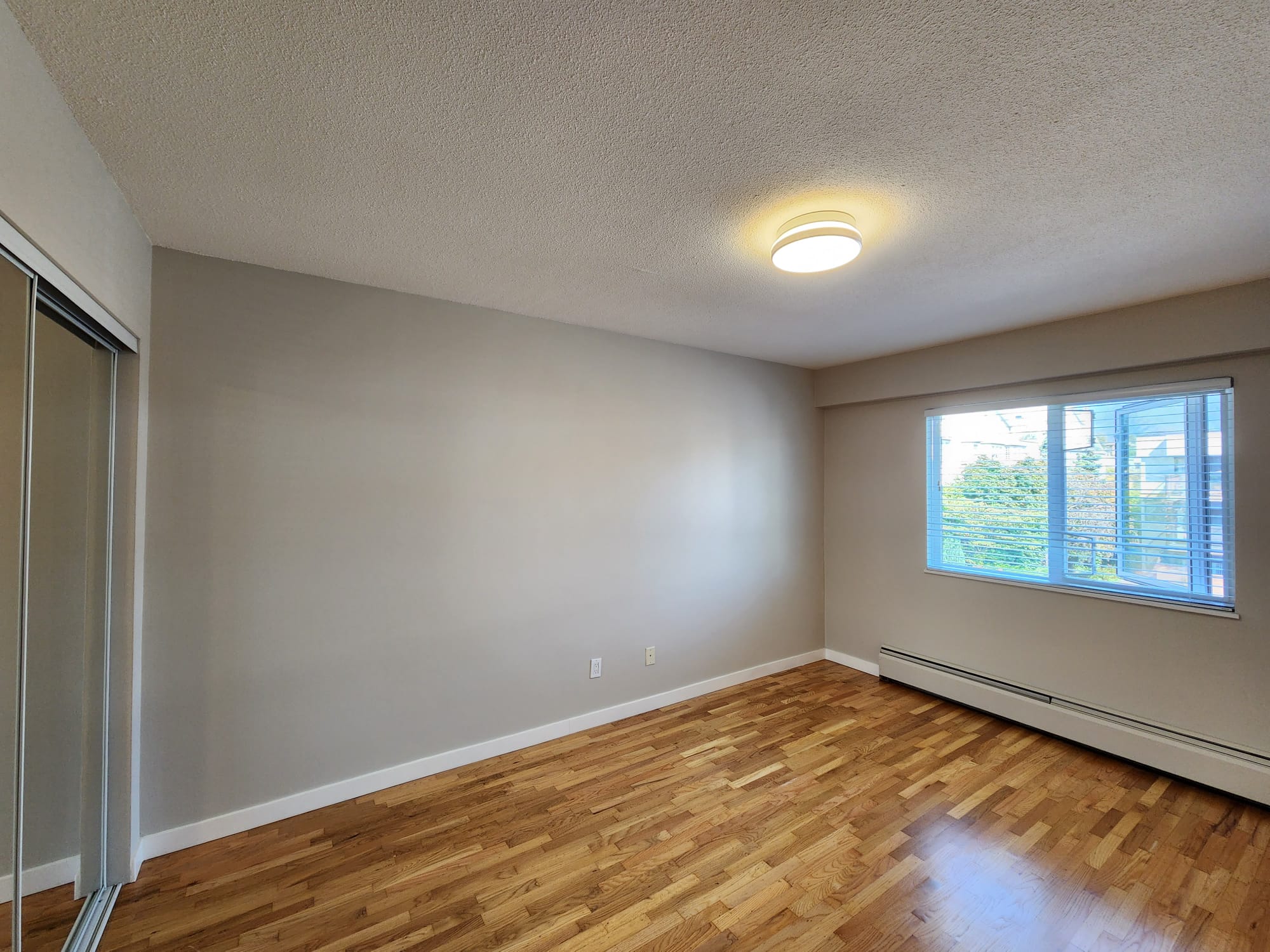 Pet Friendly 719 sqft 1 Bedroom with Laundry in Central Lonsdale
