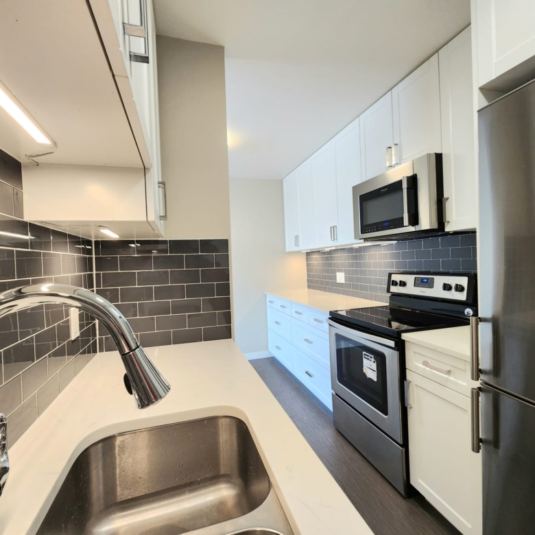 Pet Friendly 719 sqft 1 Bedroom with Laundry in Central Lonsdale