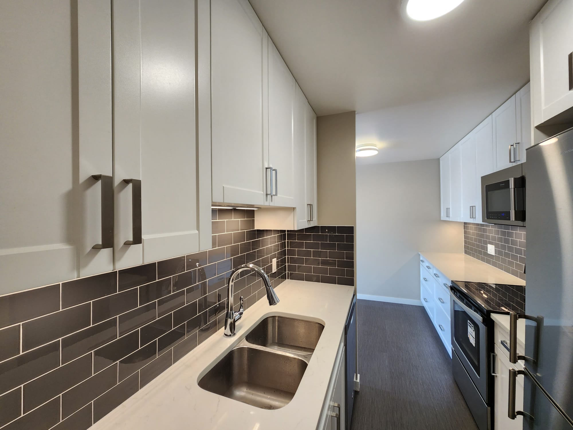Pet Friendly 719 sqft 1 Bedroom with Laundry in Central Lonsdale