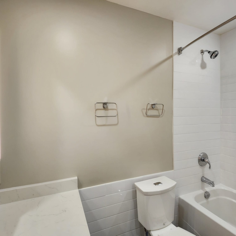 Pet Friendly 719 sqft 1 Bedroom with Laundry in Central Lonsdale