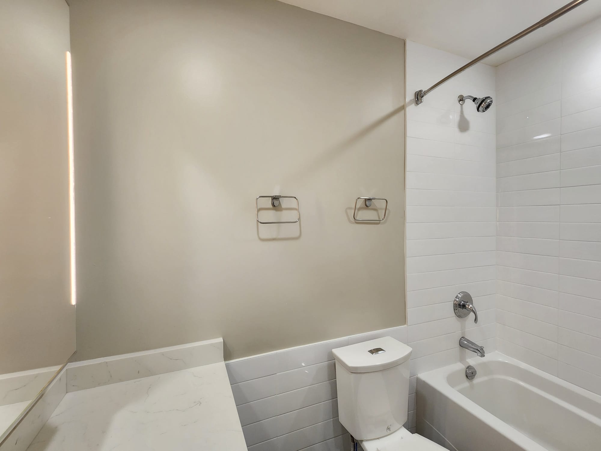 Pet Friendly 719 sqft 1 Bedroom with Laundry in Central Lonsdale
