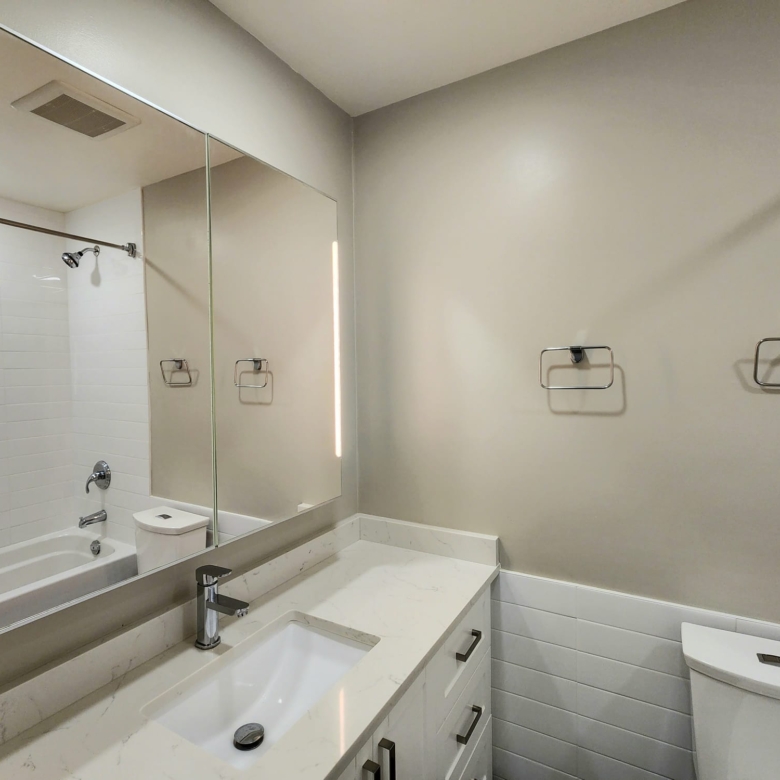 Pet Friendly 719 sqft 1 Bedroom with Laundry in Central Lonsdale