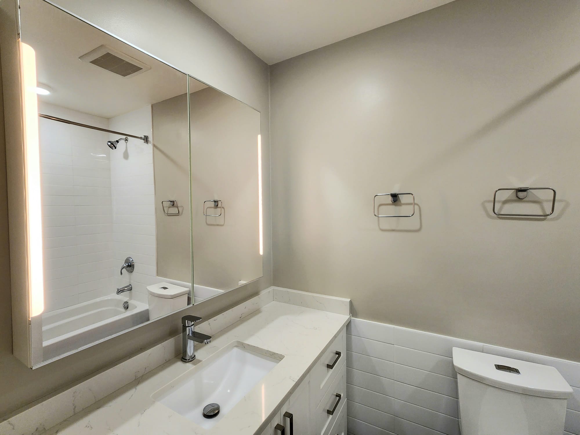 Pet Friendly 719 sqft 1 Bedroom with Laundry in Central Lonsdale