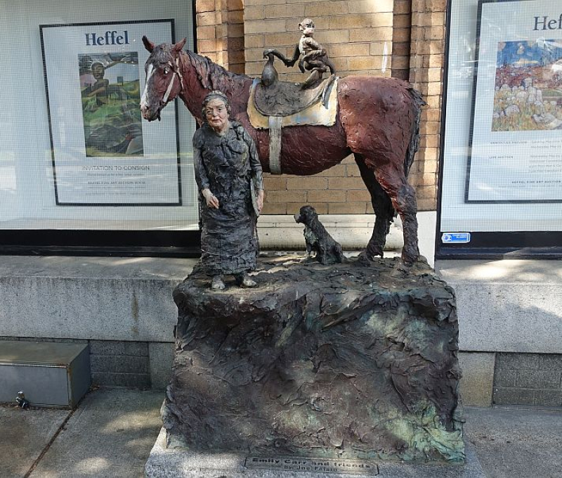 DSC04074_emily-statue